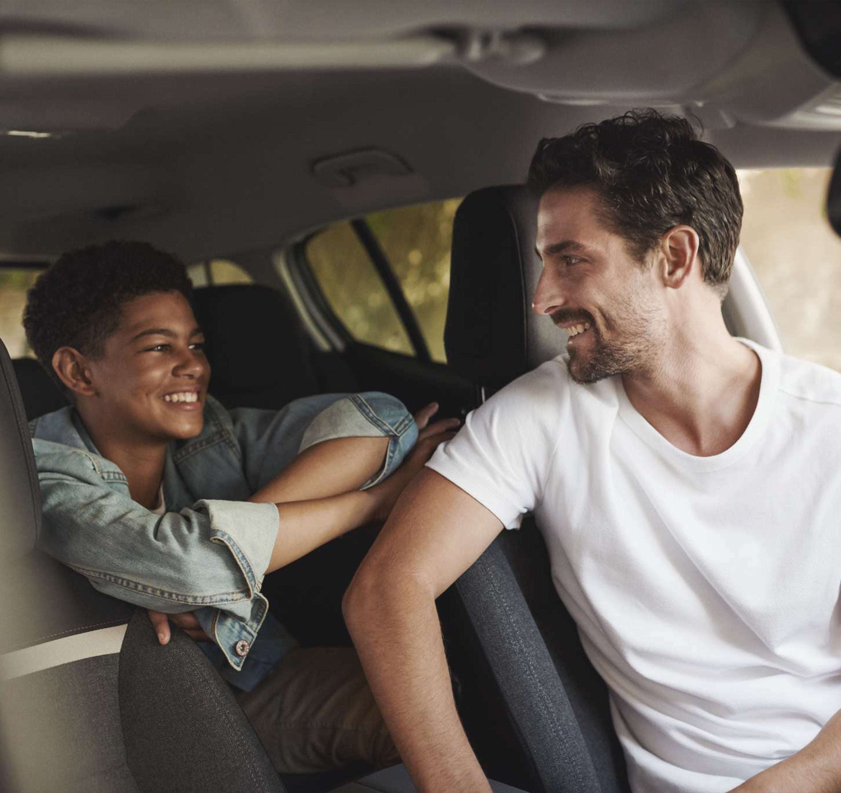 Чоловік і хлопчик у салоні автомобіля