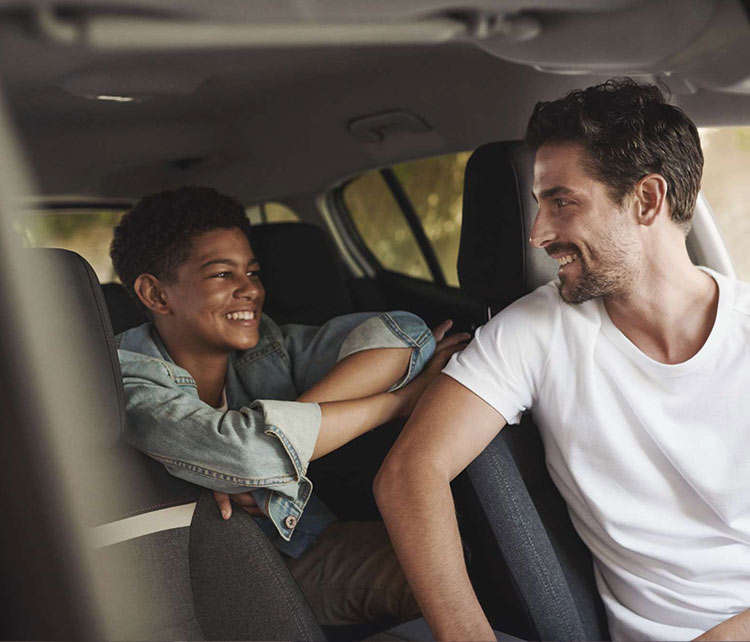 Чоловік і хлопчик у салоні автомобіля