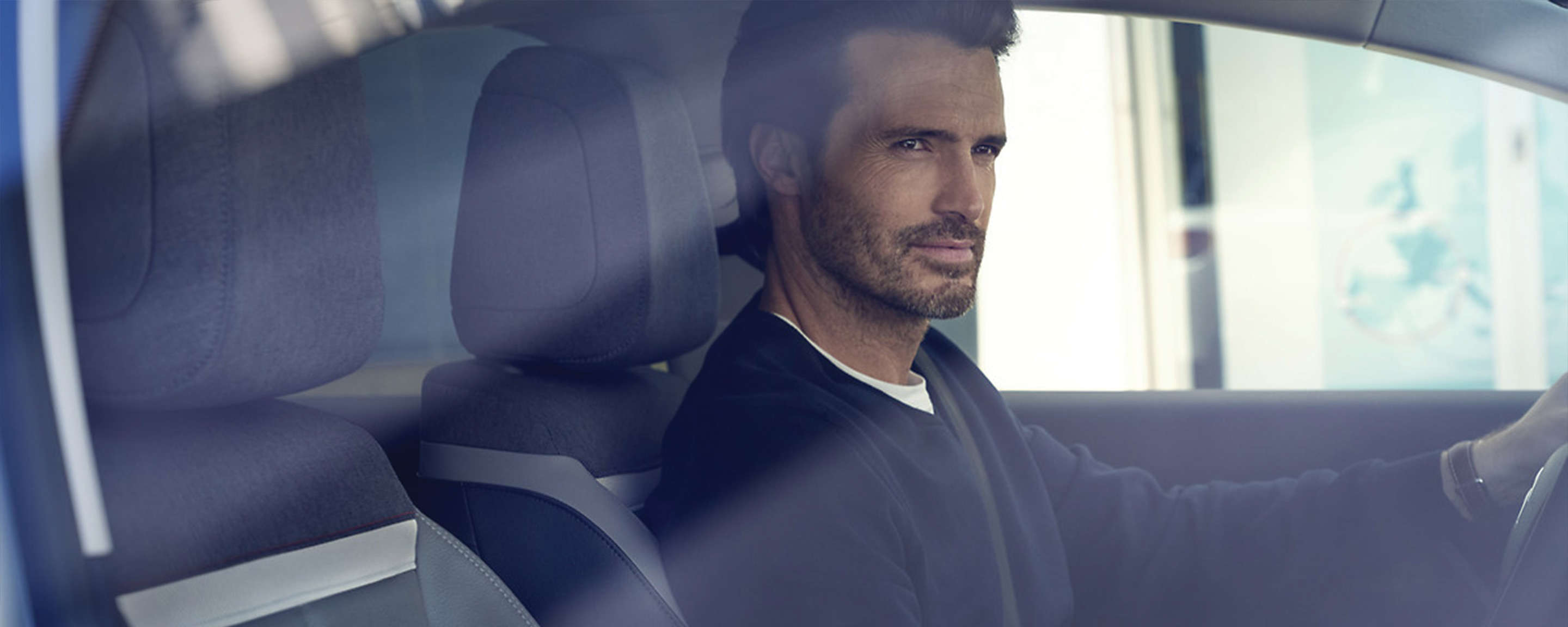 Чоловік за кермом автомобіля CITROËN