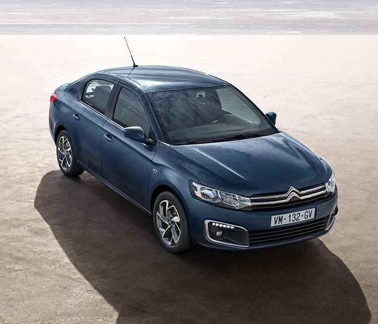 Вигляд спереду з правого боку на Citroën C-Elysée, що стоїть грунтовій дорозі