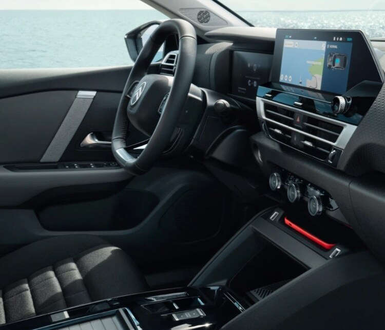 Місце водія у салоні Citroën C4, вигляд з боку пасажира