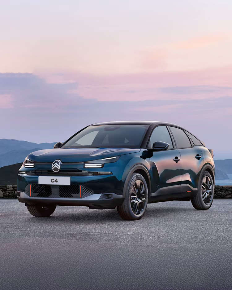 CITROËN C4 синього кольору, вигляд спереду з лівого боку на стоянці на фоні моря