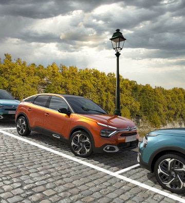 Citroën C4 припарковано з увімкненим електричним стоянковим гальмом