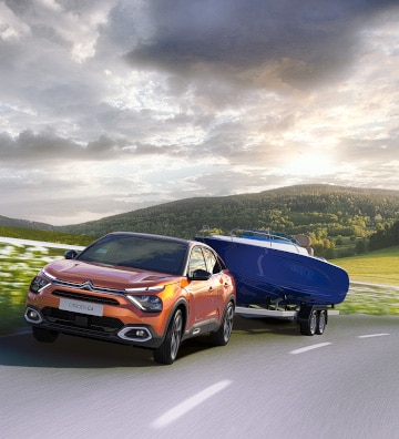 Citroën C4 буксирує причеп