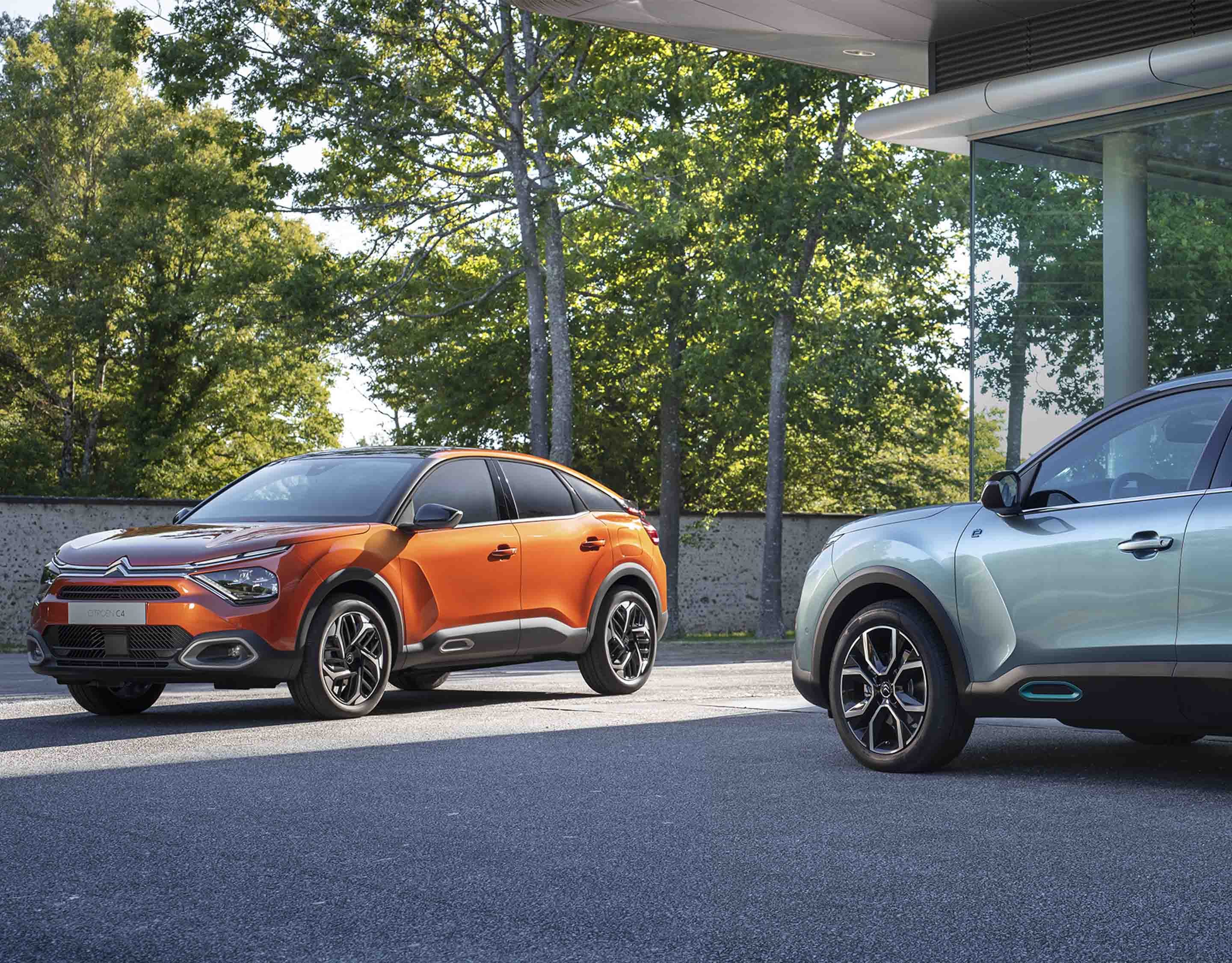 Citroen C4 і Citroen e-C4 збоку
