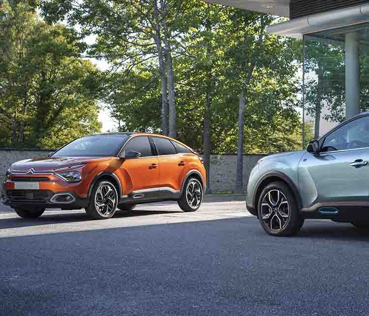 Citroen C4 і Citroen e-C4 збоку
