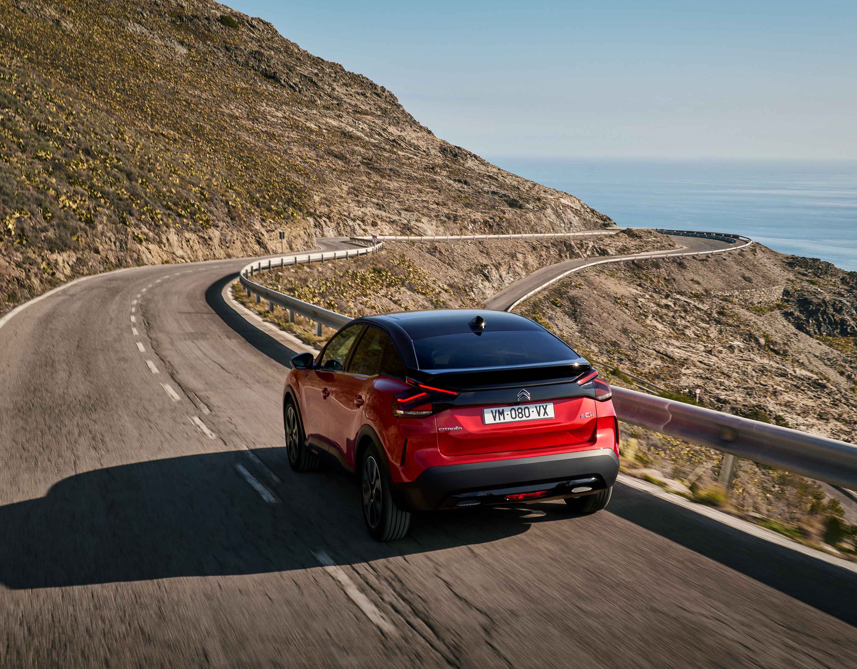 Citroen C4 на гірській дорозі, вигляд ззаду з лівого боку