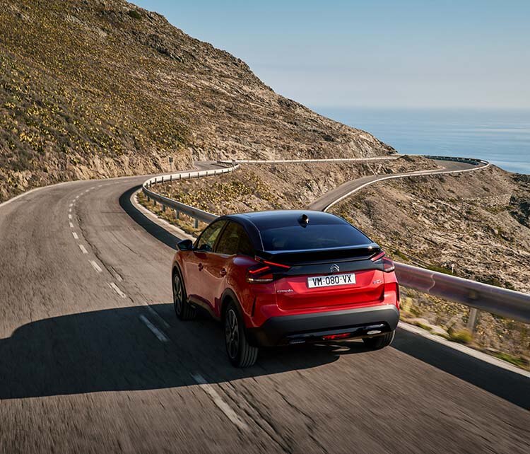 Citroen C4 на гірській дорозі, вигляд ззаду з лівого боку