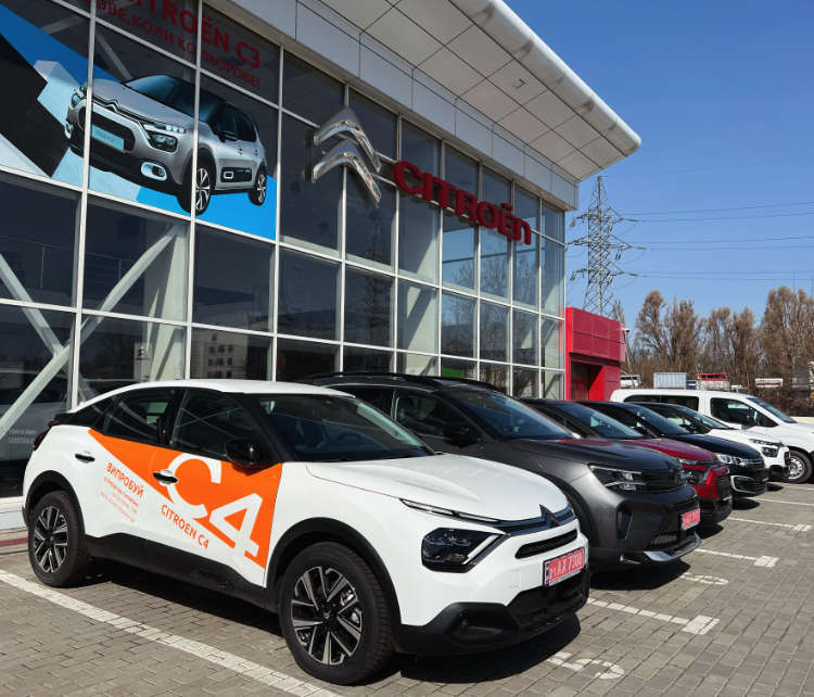 Фасад автосалона